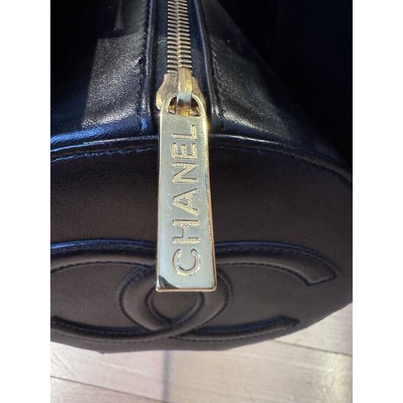 Authentic Chanel Vintage Quilted Barrel Bag - Serial 7268481 (2002-2003) - Picture 13 of 15